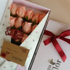 CHAPA ESA FLOR - Box Premium con 12 rosas rosadas