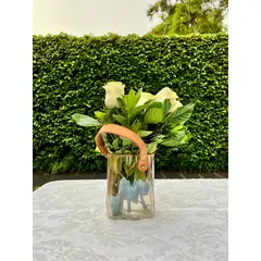 PIA COPELLO STORE - Florero Cuadrado de Vidrio Transparente con Asa Marrón