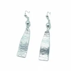 VANDRALA - ARETE DE PLATA COLGANTE LARGO CON DISEÑO