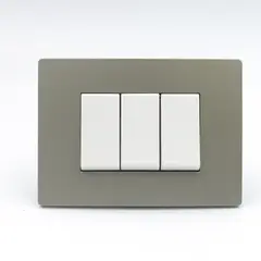 SINTHESI - INTERRUPTOR TRIPLE 02 SIMPLE Y 01 CONMUTADOR 3 VIAS S33 PLACA ARENA