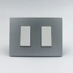 SINTHESI - INTERRUPTOR DOBLE 1 SIMPLE Y 1 CONMUTADOR 3 VIAS S33 PLACA PLATA