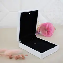 CLEO JOYAS & ACCESORIOS - Estuche Caja Rectangular con Luz Led