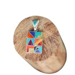 GENERICO - Dije Rumi Geométrico en plata ley 950 con incrustaciones de piedras