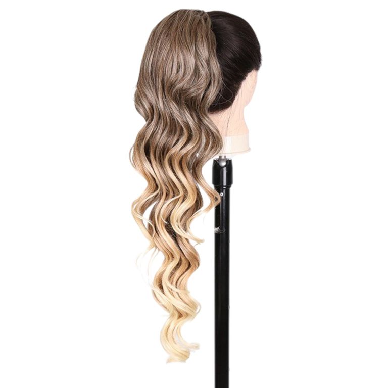 EXTENSIONES DE COLA DE FIBRA FUTURA ONDAS ROMANTICAS DE 71CM DE LARGO Y 180GR CON 2 CLIP Y LIGA AJUSTABLE - RUBIO CENIZO CLARO DORADO BALAYAGE