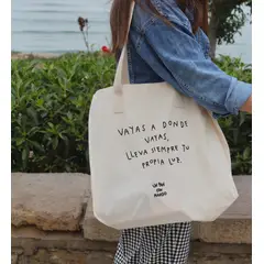 UN PAN CON MANGO - Tote Bag Vayas a donde vayas