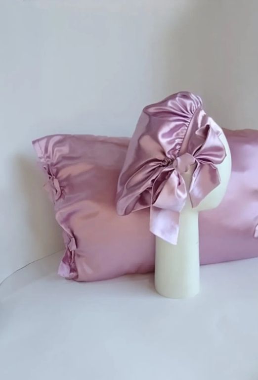 GORRO PARA DORMIR DE SATIN POR LOS DOS LADOS + FUNDA DE ALMOHADA CON LAZO MALVA