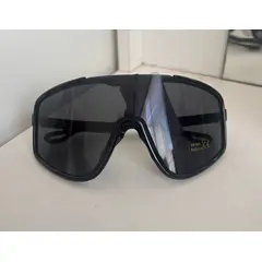 GENERICO - LENTES DE SOL PARA HOMBRE FUTURISTA NEGRO