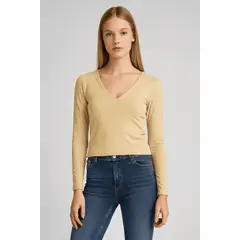 AMA OUTFITTERS - POLO EMILIA DE LYCRA CON CUELLO V