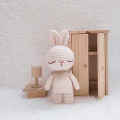 BE CRAFTY - Muñeco Peluche de Apego Juguete Artesanal Conejo Rosé Tejido a Mano en Hilo Antialérgico +6 Meses