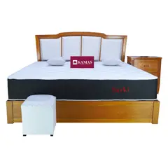 KAMAS - DORMITORIO KING SARKI DE MADERA CEDRO CON CABECERA PEDESTAL Y 1 VELADOR