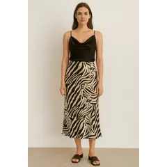 AMA OUTFITTERS - FALDA YOVA SATINADA MIDI
