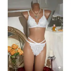 GENERICO - Conjunto de Lencería “Pure Seduction” Encaje Floral Blanco con Detalle de Cintas Cruzadas