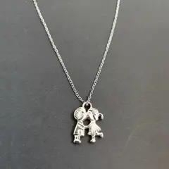 GENERICO - Collar Plateado con Dije de Pareja Besándose Diseño Tierno y Romántico para Mujer