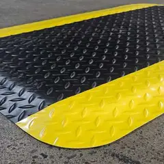 ALL MATS - PISO ANTIFATIGA DIAMOND COLOR NEGRO CON LINEAS AMARILLAS - MEDIDAS 0.90 X 0.60