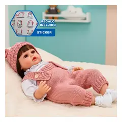 GENERICO - Muñeca Yessy con Tiernas Orejitas Overol y Gorro Tejido Rosado Y+Regalo Sticker