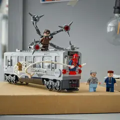 LEGO - 76321 Spider-Man vs Doc Ock Escena del Tren Subterráneo