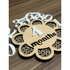 GENERICO - TAG PARA BEBE MENSUALES DE TRIPLAY GRABADO + NUMEROS EN ACRILICO