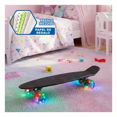 GENERICO - Patineta de Compacto 55cm Luces OM-2206G Negro Y+Papel Regalo
