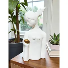 MAP DESIGN HOME - Adorno Escultura Dama Nube Blanco con Dorado 13x07x28 cm