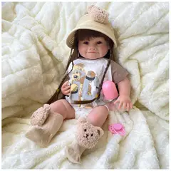 PEQUEÑAS TRAVESURAS - Muñeca Real Reborn Raya Traje Oso Pardo Cuerpo Vinilo 55 cm