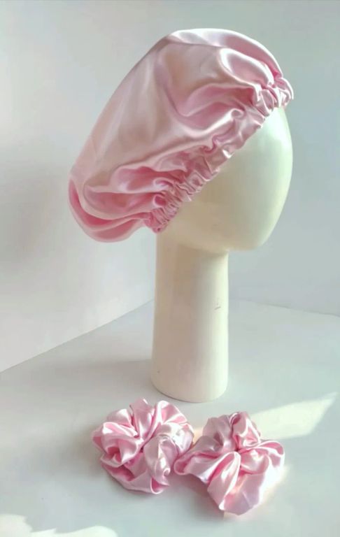 Set de Satín Rosa BB:: Gorro + 2 Scrunchies Antifrizz