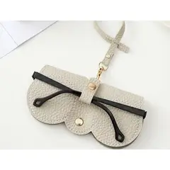 MORITA BAG STORE - ESTUCHE PARA LENTES CON CORREA DE MUÑECA COLOR CAMEL