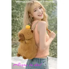 BUZIOS - MOCHILA BOLSO MORRAL Y PELUCHE CAPIBARA HIPOALERGÉNICO GRANDE 4 EN 1