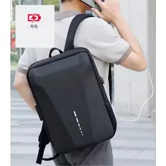 GENERICO - MOCHILA ANTIRROBO DE TAPA DURA CON CONECTOR USB