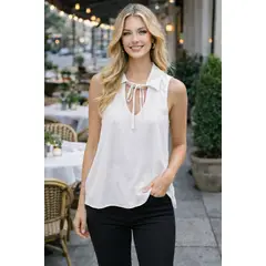 AMA OUTFITTERS - BLUSA EN A DE SEDA NOEMI