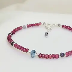 INTUERI - Pulsera Topacio London Blue y Granate