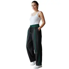 ENKI - Pantalón Deportivo Oversized Mujer Negro Franjas Verdes