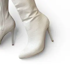 GENERICO - Bota Mujer Leona 1299-95 Labrado Taco Aguja 9 Hueso