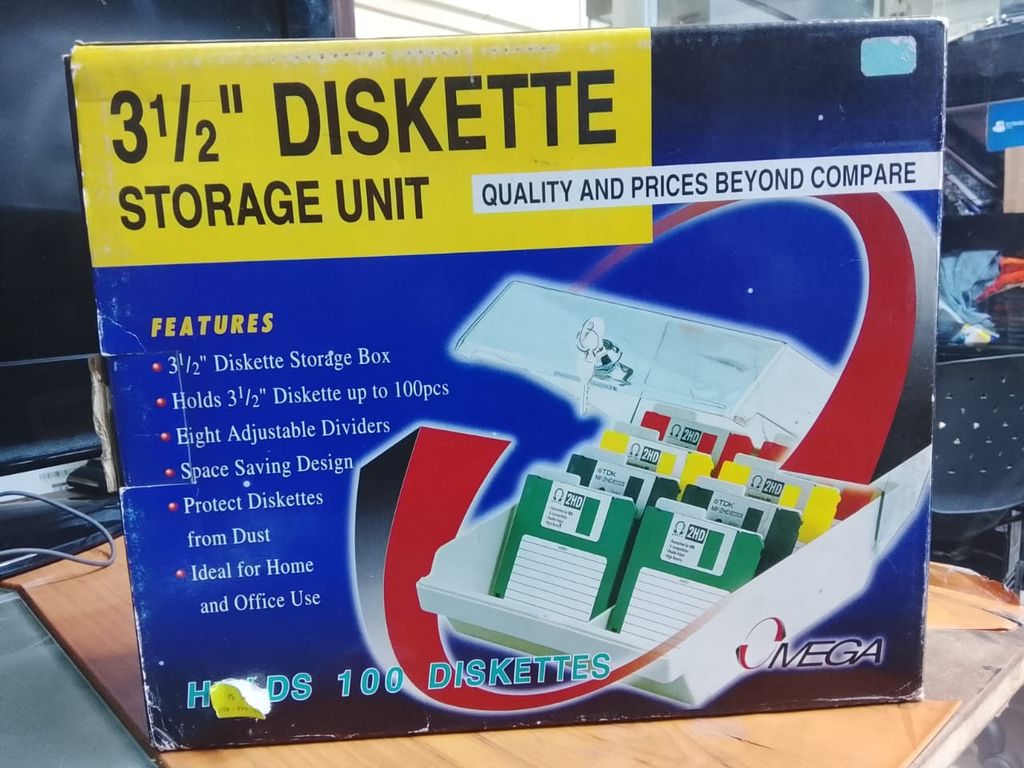 DISKETTE STORAGE UNIT 3 1/2 HOLDS 100 DISKETTES MODELO 651399