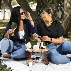 HANA - MESA PICNIC PORTATIL DE MADERA PARA COPAS BOTELLA Y PIQUEOS HANDMADE