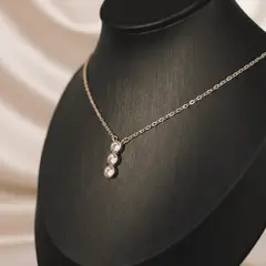 GENERICO - Collar Dorado con Tres Brillos de Acero Inoxidable
