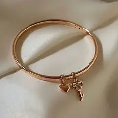 GENERICO - Puñera con corazón y llave - Acero bañado en oro 18 k