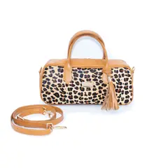 ADELLE RIGAU - CARTERA EN CUERO TIPO BARRIL CON DETALLES EN PELO VACUNO COLOR CAMEL