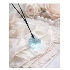 FERNANDA ROMERO JOYAS Y ACCESORIOS - Collar Corazón Celeste Aguamarina - Calma Claridad hecho de Cristal Cuero y plata