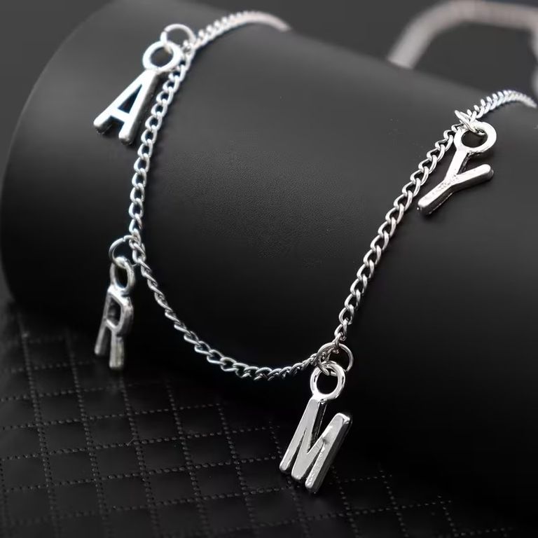 COLLAR DE NIÑA DE GRUPO K-POP DE BTS