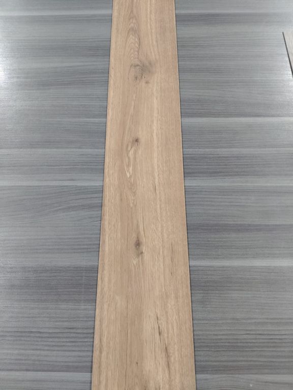PISO LVT ROBLE MIEL, MEDIDAS 2.5X152.4X1219.2MM, 0.5 WL - CAJA: 3.345 M2