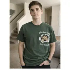 ENKI - Polo Hombre Verde Bálsamo Algodón Jersey con Estampado Gráfico Urbano