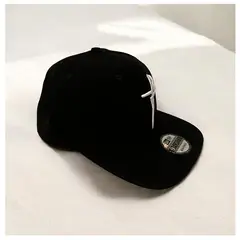 GENERICO - Gorra New Era 9FORTY Snapback Negra SANTO STILO Bordado Blanco Ajustable