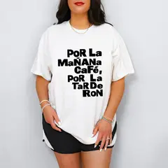 IMPRESIONARTE - Polo Oversized Por la mañana café por la tarde ron