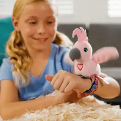 QUALITY PRODUCTS - Pájaros Interactivo con Muñequera Repiten Aletean y Cantan - Happy Yappers Cacatúa