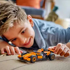 LEGO - 60442 Piloto de F1® con Coche McLaren