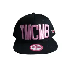 GENERICO - Gorra Negra con visera Plana con Regulador y la palabra Ymcmb