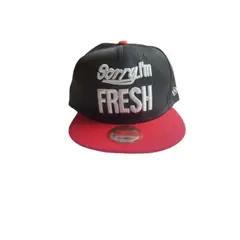 GENERICO - Gorra Negra con visera Plana Roja con Regulador y la palabra Fresh