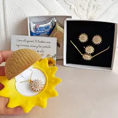 CLEO JOYAS & ACCESORIOS - Box Premium 4 piezas Girasol: Collar + Arete + Pulsera + Anillo Girasol Giratorio