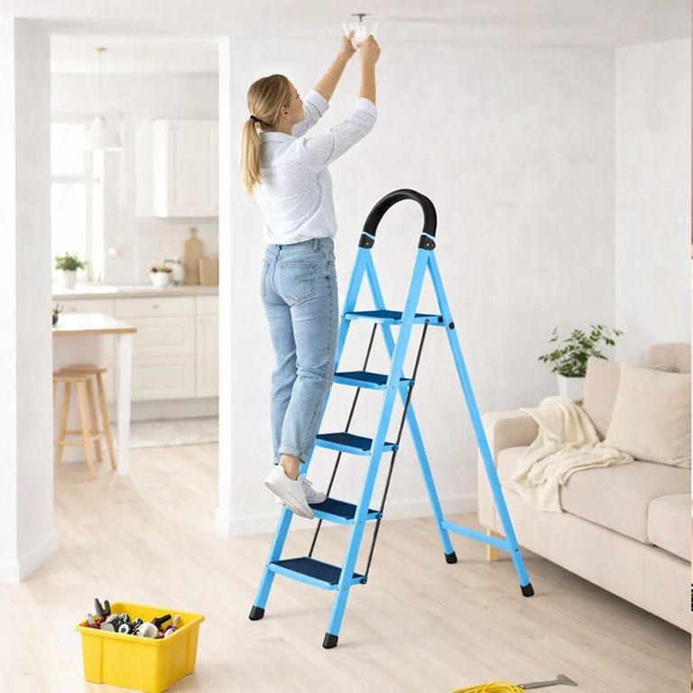 Escalera Plegable Premium de Acero – 5 Peldaños Antideslizantes con Agarre Ergonómico