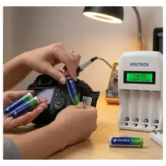 GENERICO - Cargador de Pilas AA, AAA + Blister 4 Pilas AA VOLTECK